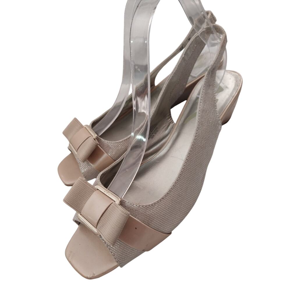 ANNE KLEIN SPORT! SILVER TEXTURE FABRIC, BEIGE PATENT LEATHER BOW HEELS! SZ 9.5M